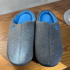 Gray Slippers with Blue Men’s Interior/Exterior -New without tags